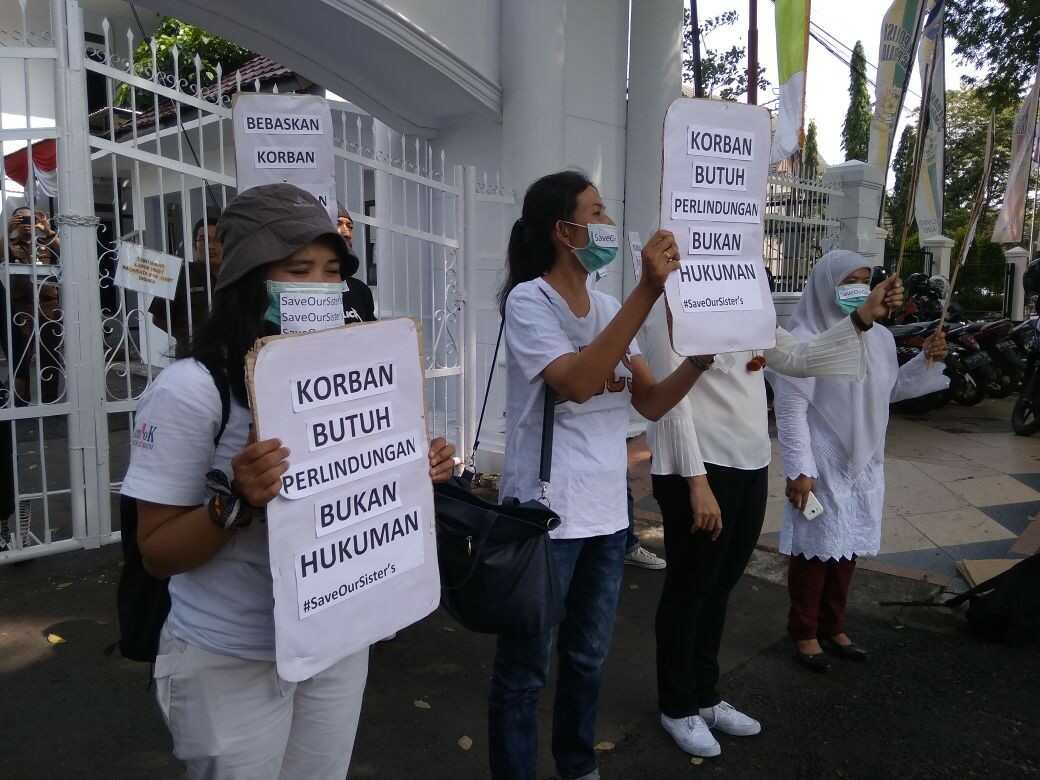 The Jakarta Post: Save Our Sisters activists hold a rally in front of the Jambi Prosecutor's Office on July 26 to demand the release of a 15-year-old girl who was sent to prison for aborting her pregnancy after being raped by her brother. (JP/Jon Afrizal)