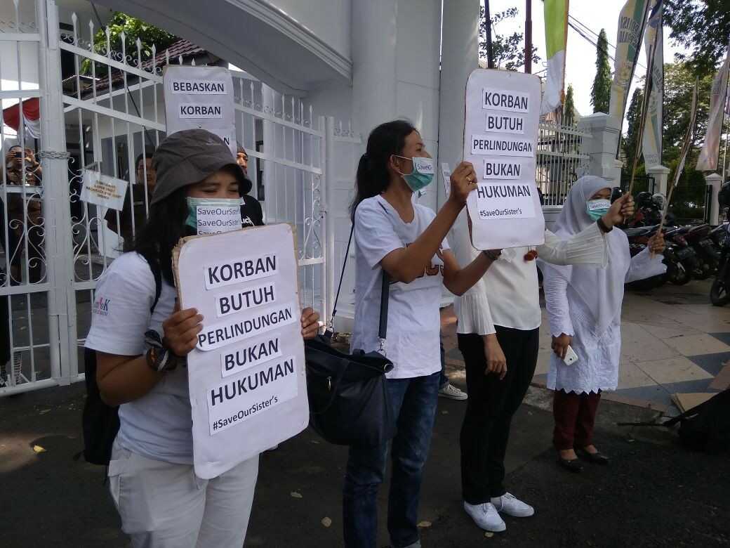 The Jakarta Post: Save Our Sisters activists hold a rally in front of the Jambi Prosecutor's Office on July 26 to demand the release of a 15-year-old girl who was sent to prison for aborting her pregnancy after being raped by her brother. (JP/Jon Afrizal)  